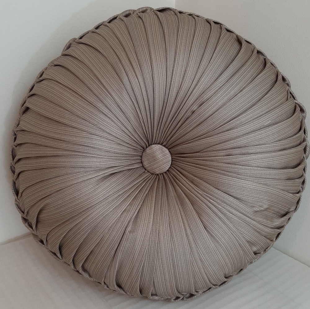 J. QUEEN Bohemian Champagne Tufted Round 15" dia Pillow